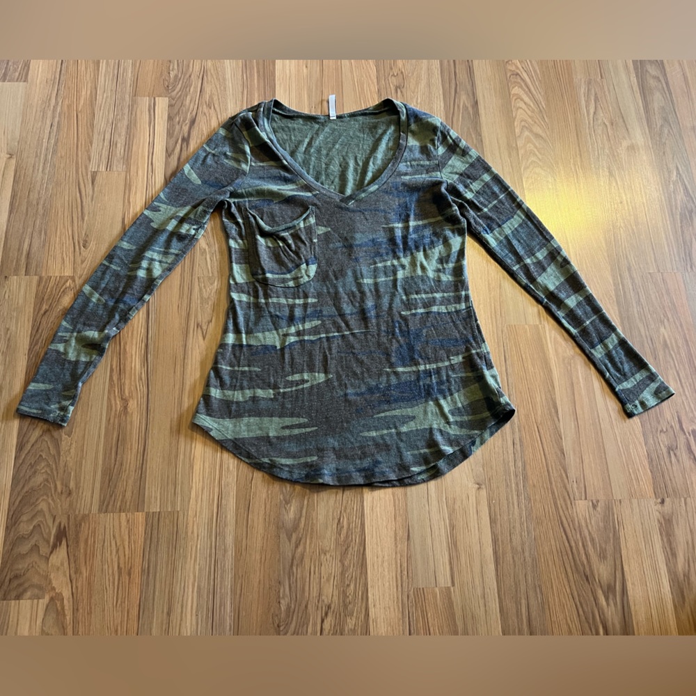 Women’s Camo Long Sleeve V Neck Top 💚🧡🖤 - Picture 2 of 6